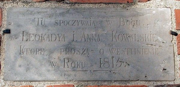  Leokadia i Anna Kowalskie zm. 1815 – tablica nagrobna na ścianie kościoła 