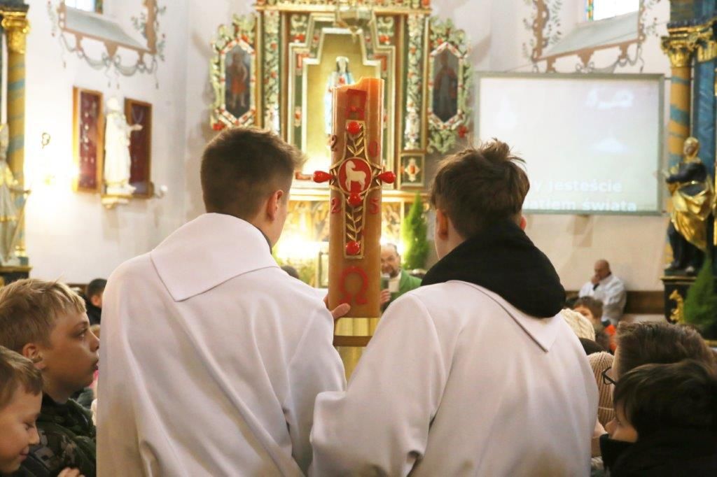 Poświęcenie świec dzieciom I Komunijnym